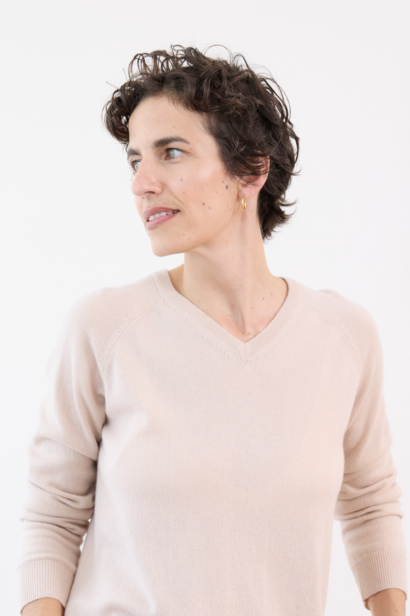 Cashmere Champagne V Neck Jumper - Cara Cashmere