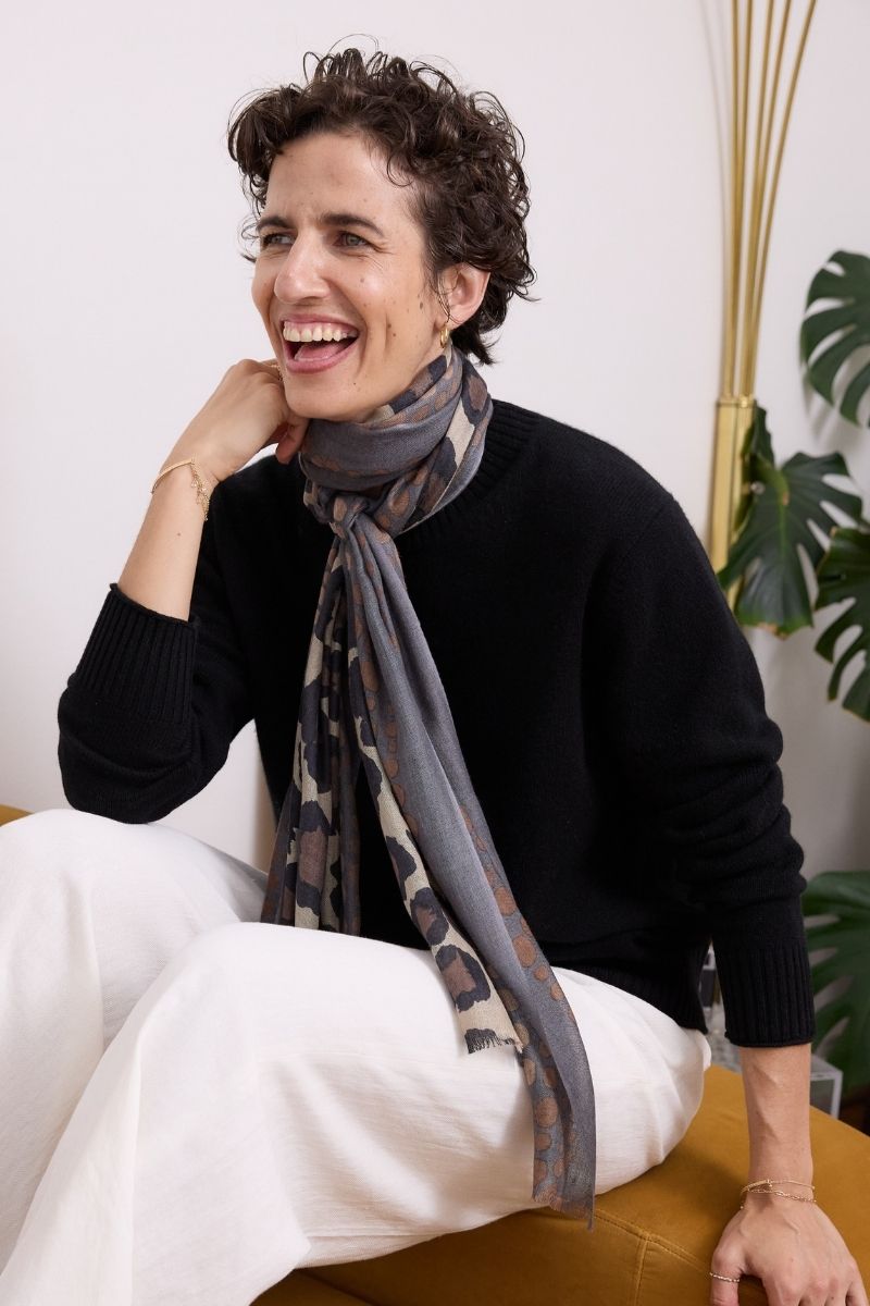 Cashmere Black Serene Crew Sweater - Cara Cashmere