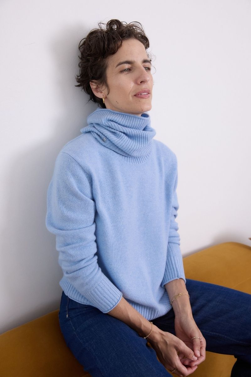Cashmere Soft Blue Serene Crew Sweater - Cara Cashmere